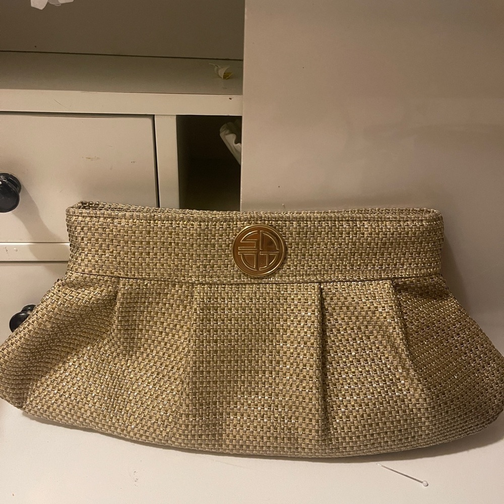 SHAPRNDBABS Beautiful clutch easy to access in good conditions